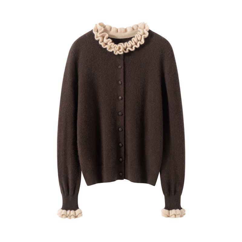 Elegancki i wygodny dwuczęściowy kardigan w jednolitym kolorze z kontrastującymi dzianinowymi falbankami przy kołnierzu i mankietach.