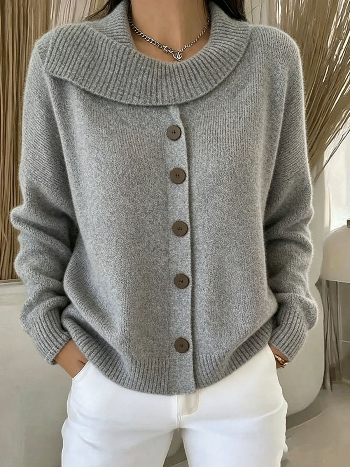 Ten elegancki i wygodny sweter w jednolitym kolorze wyróżnia się nieregularnym wzorem klap, co nadaje mu stylowy wygląd.