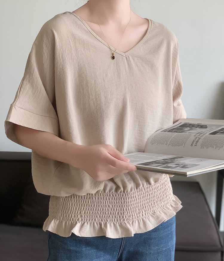 Elegancki i wygodny luźny top z dekoltem w serek, podkreślający talię