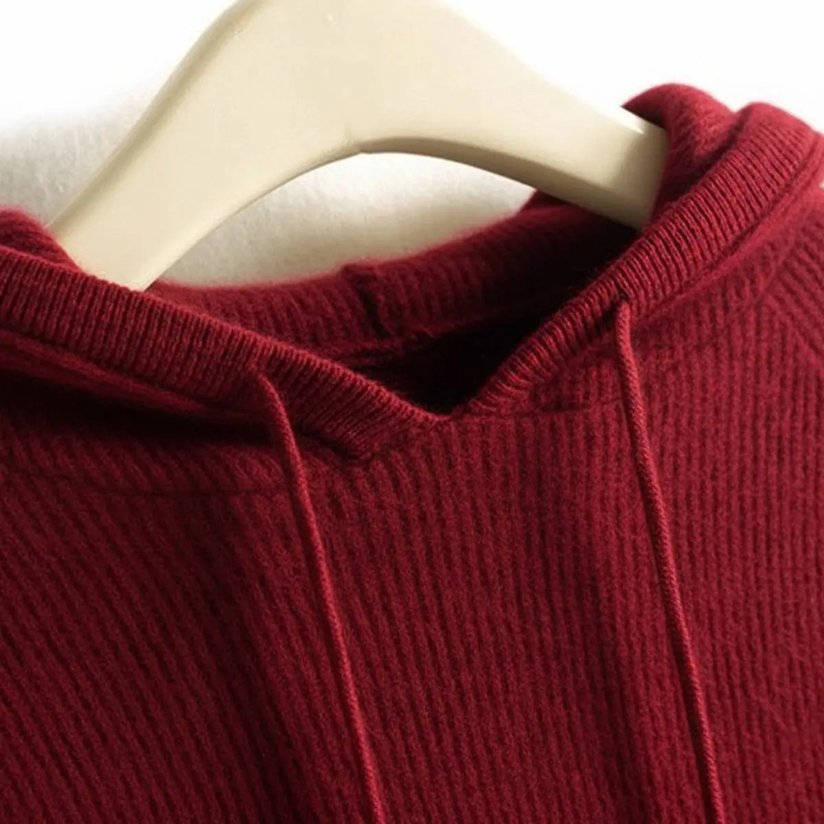 Ten jednolity sweter ma kaptur, jest miękki w dotyku oraz wygodny i elegancki.