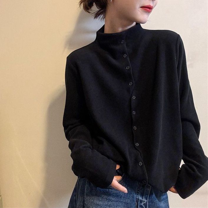 Elegancki i wygodny, monochromatyczny wełniany top z wysokim kołnierzem i ozdobnymi guzikami.