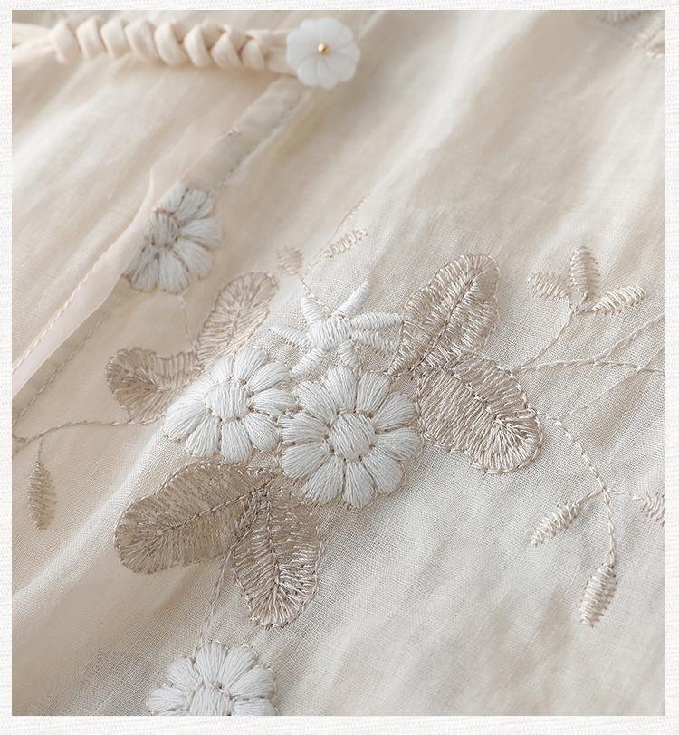 Elegancka koszula w stylu vintage z okrągłym dekoltem i haftowanymi kwiatami
