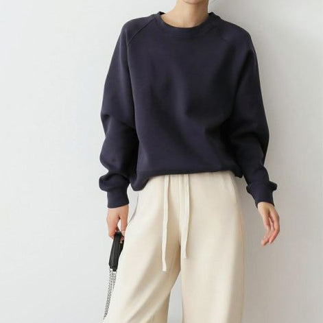 Klasyczna i wygodna bluza w jednolitym kolorze, swobodna i uniwersalna.