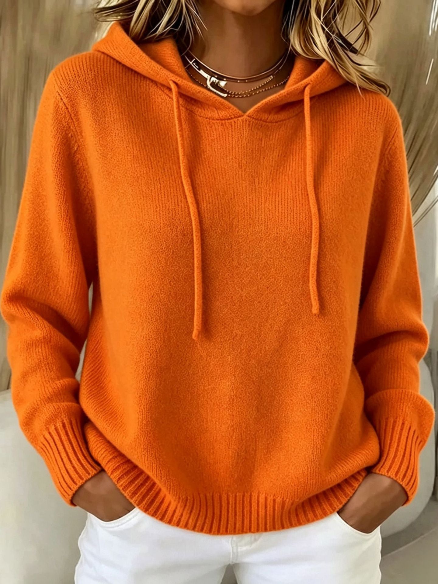 Klasyczna i wygodna bluza z kapturem w jednolitym kolorze i kieszenią z przodu; prosty i stylowy design.