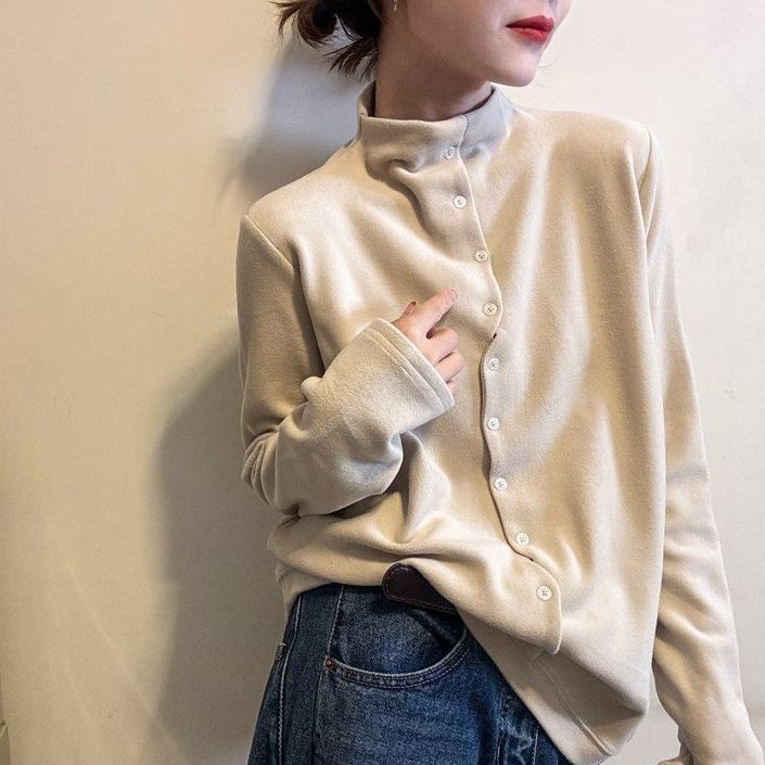 Elegancki i wygodny, monochromatyczny wełniany top z wysokim kołnierzem i ozdobnymi guzikami.