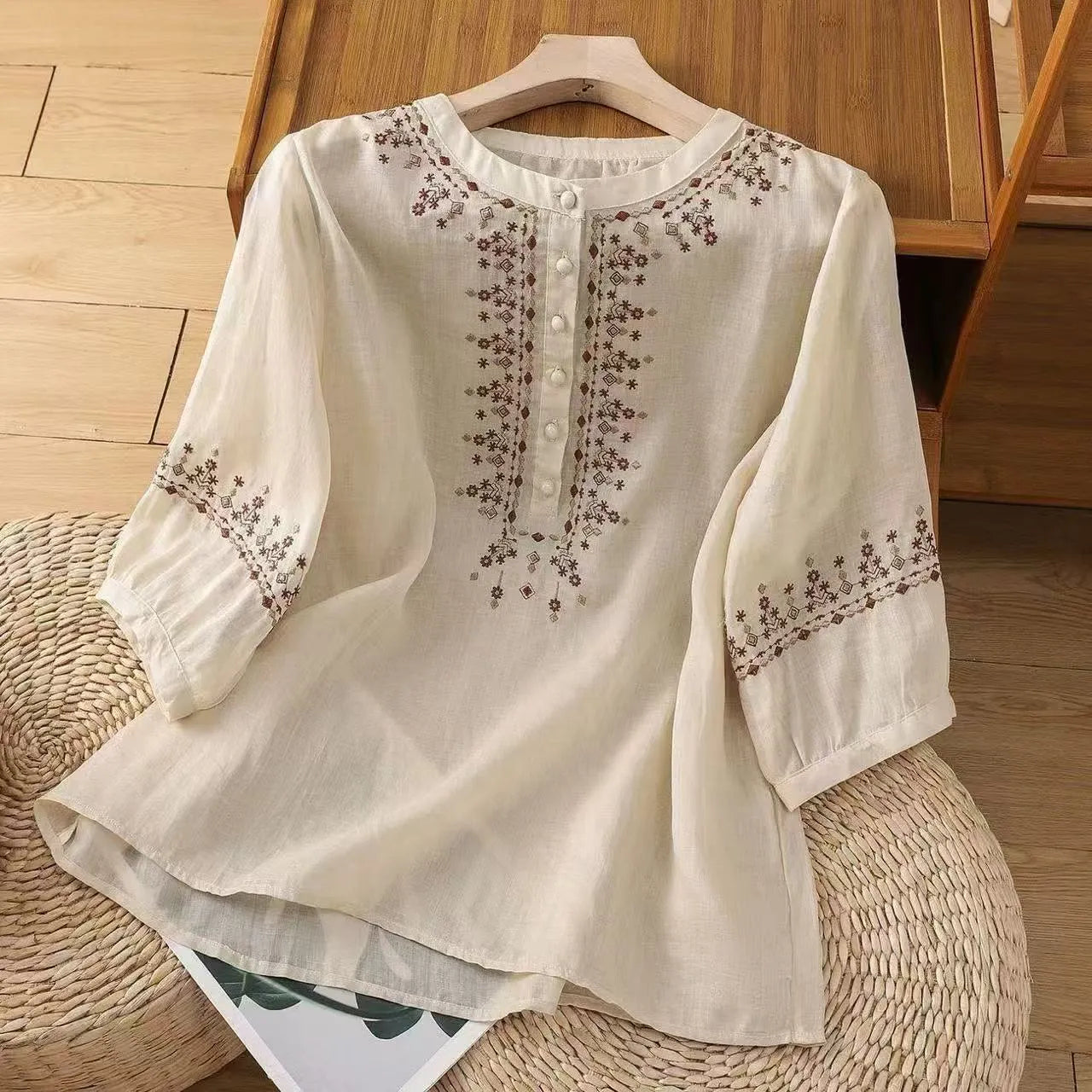 Koszula damska w stylu retro, wykonana z bawełny i lnu, z rękawami o długości 3/4, w nowym wiosenno-jesiennym stylu, luźny krój, haftowany wzór kwiatowy.