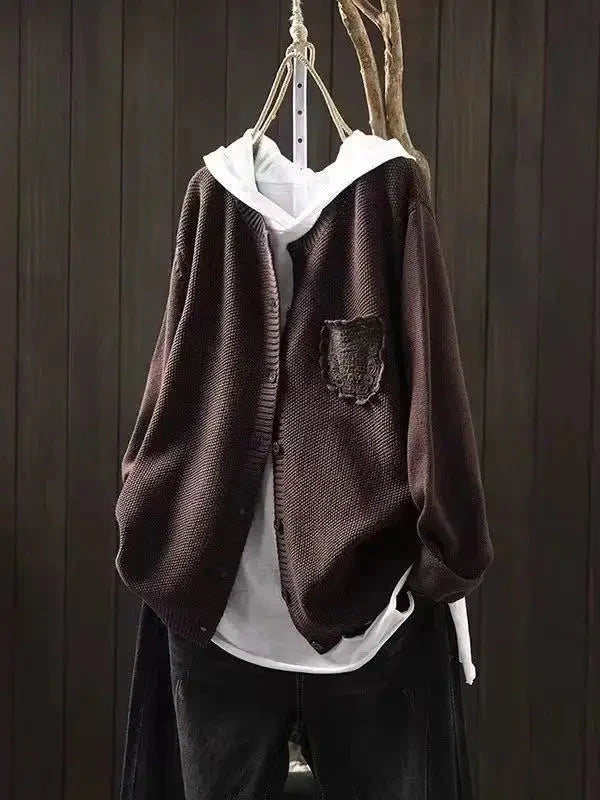 Solidny sweter z kaszmiru zapinany na guziki, w eleganckim, swobodnym stylu, z kieszeniami z koronki z przodu