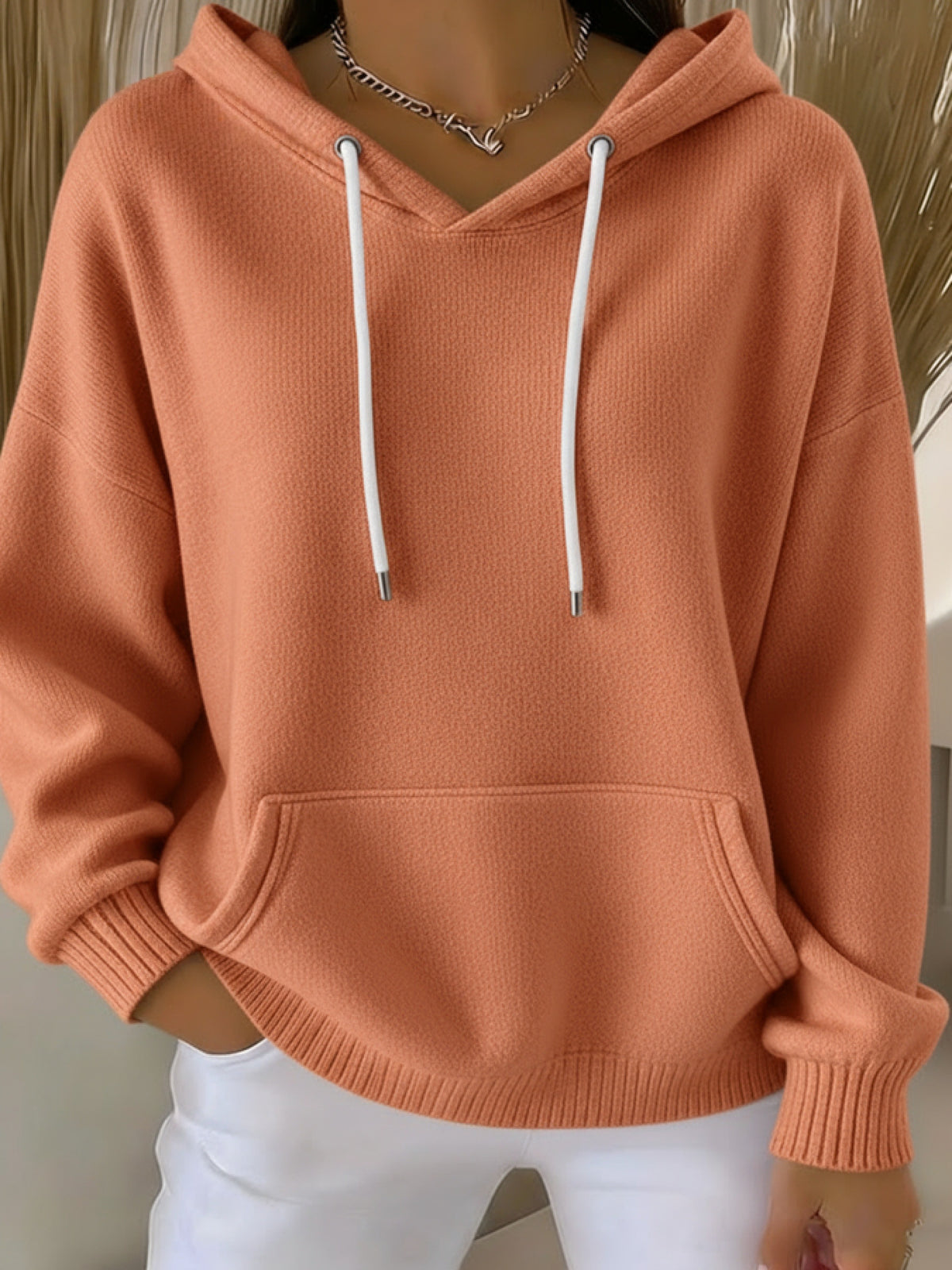 Klasyczna i wygodna bluza z kapturem w jednolitym kolorze i kieszenią z przodu; prosty, ale stylowy design.