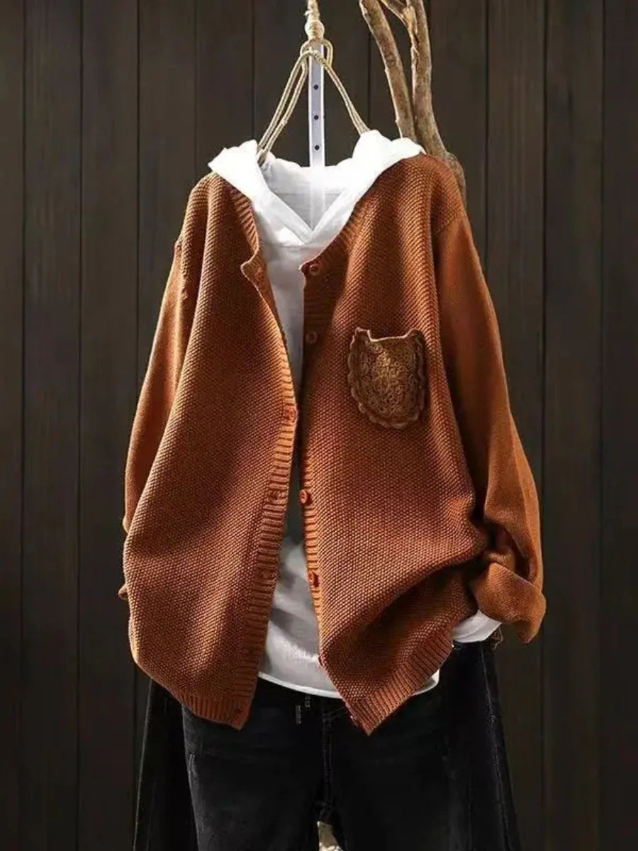 Solidny sweter z kaszmiru zapinany na guziki, w eleganckim, swobodnym stylu, z kieszeniami z koronki z przodu