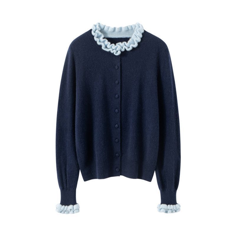 Elegancki i wygodny dwuczęściowy kardigan w jednolitym kolorze z kontrastującymi dzianinowymi falbankami przy kołnierzu i mankietach.