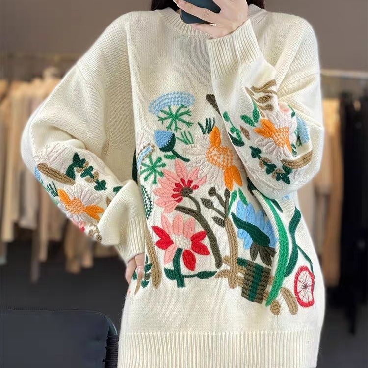 Elegancki i wygodny sweter z haftowanym kwiatowym wzorem i okrągłym dekoltem oraz długimi rękawami, który zapewnia swobodny i szykowny wygląd