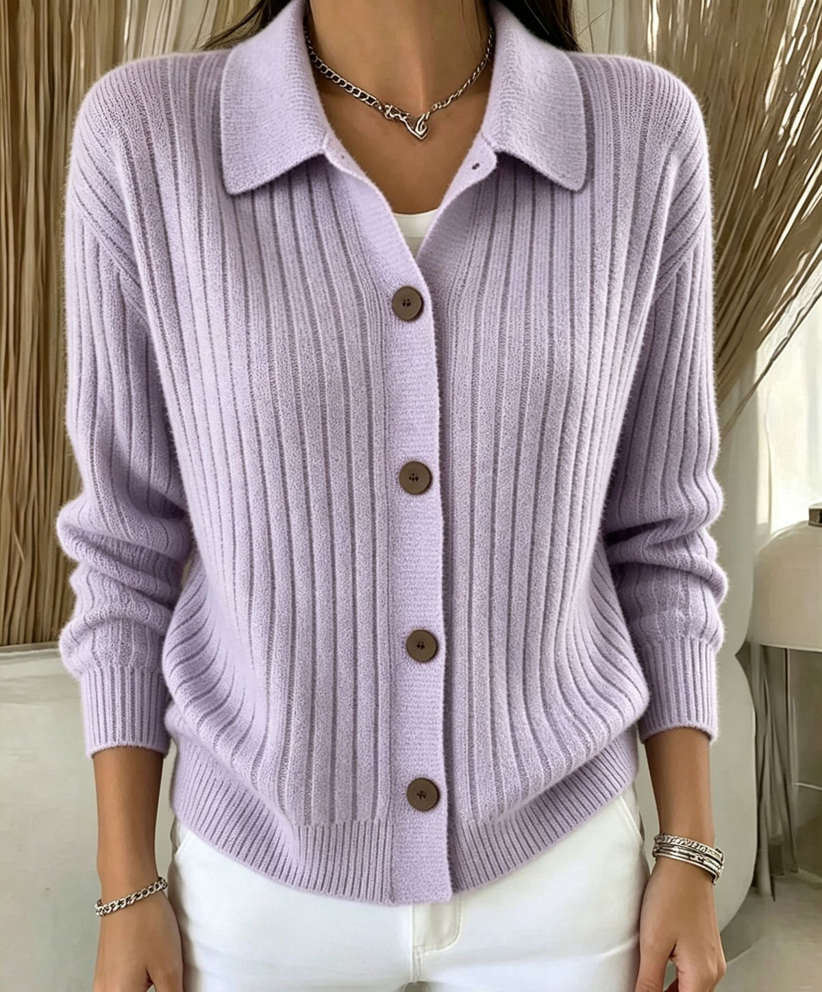 Ten dzianinowy sweter z kołnierzykiem ozdobiony jest pionowymi paskami, przez co jest prosty, elegancki i stylowy.