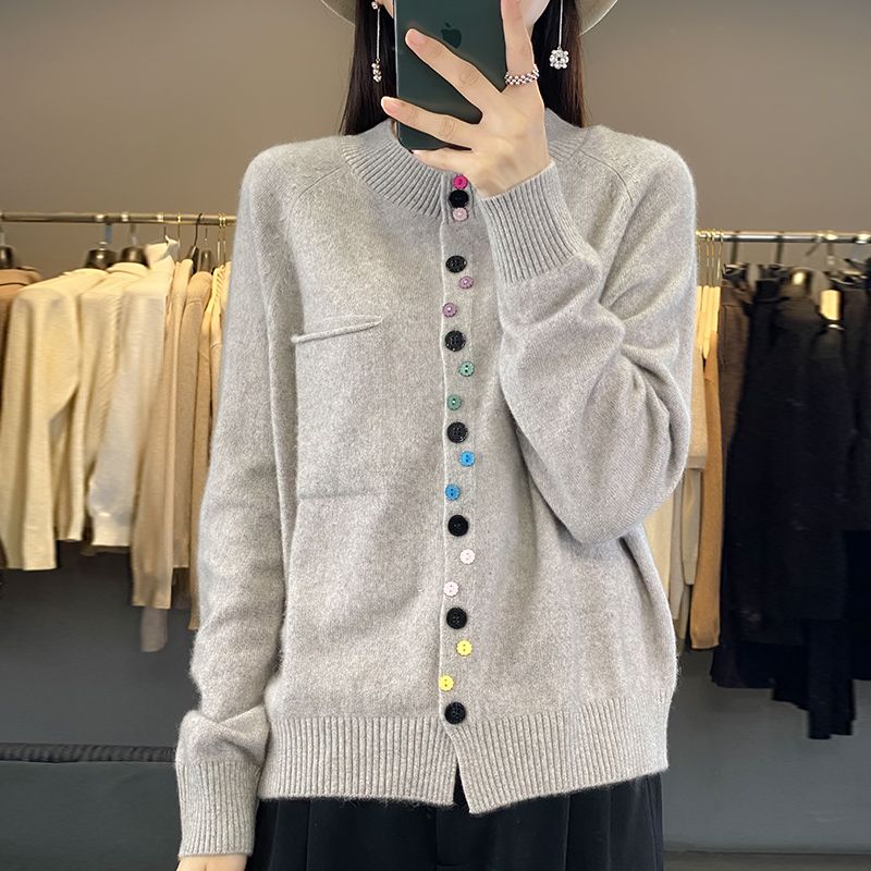 Elegancki i wygodny damski kardigan dzianinowy z kolorowym, pojedynczym guzikiem.