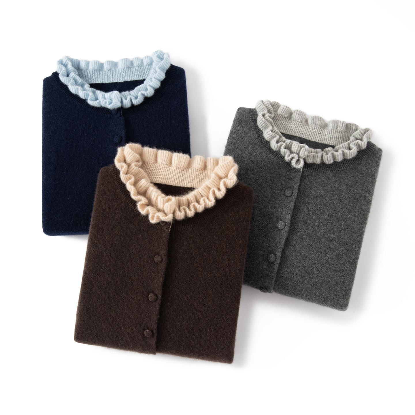 Elegancki i wygodny dwuczęściowy kardigan w jednolitym kolorze z kontrastującymi dzianinowymi falbankami przy kołnierzu i mankietach.