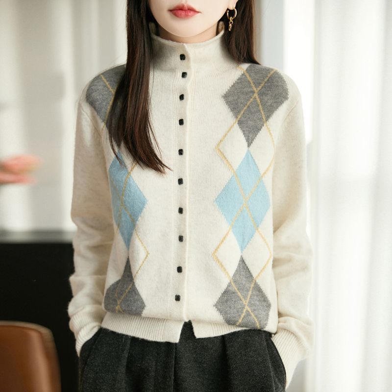 Elegancki i wygodny damski kardigan dzianinowy z geometrycznym nadrukiem i guzikami.