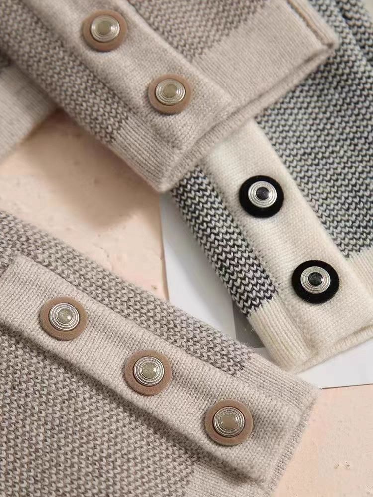 Elegancki, jednolity kolor kardiganu ozdobiony kieszeniami sprawia, że jest wygodny i swobodny.