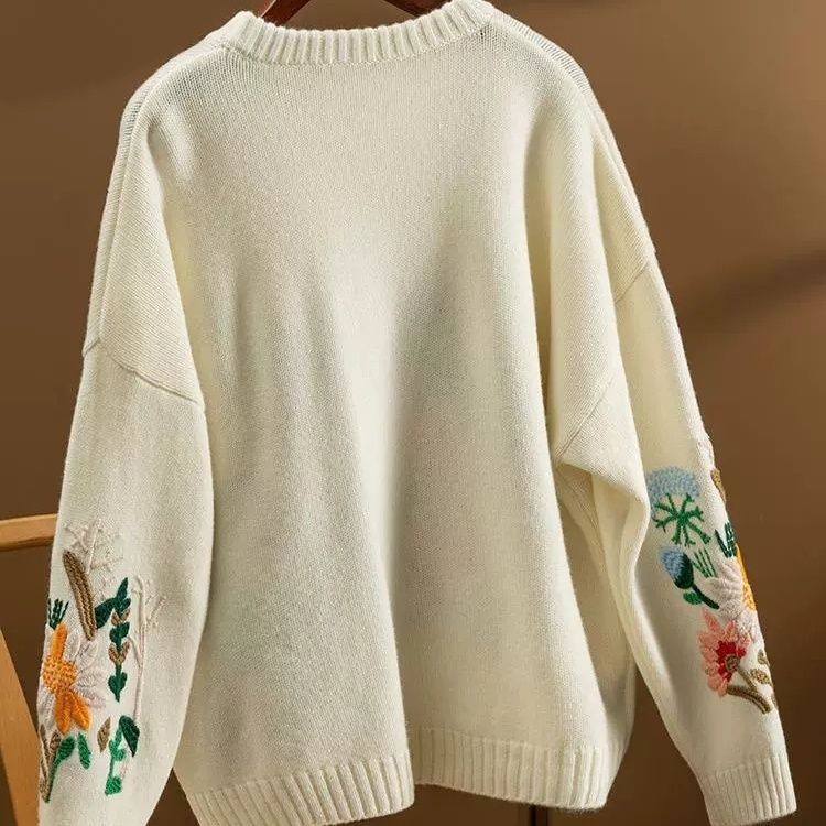 Elegancki i wygodny sweter z haftowanym kwiatowym wzorem i okrągłym dekoltem oraz długimi rękawami, który zapewnia swobodny i szykowny wygląd