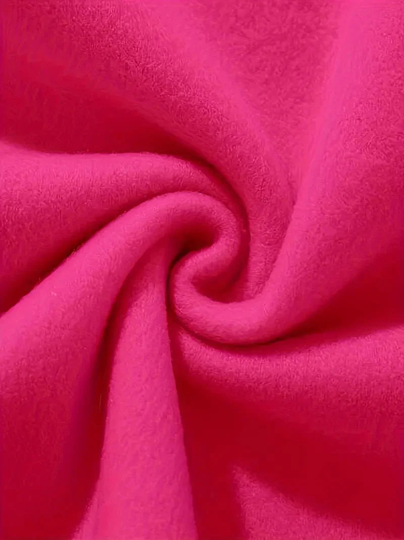 Elegancka i wygodna bluza w kolorze głębokiego różu ozdobiona wzorem w serca.