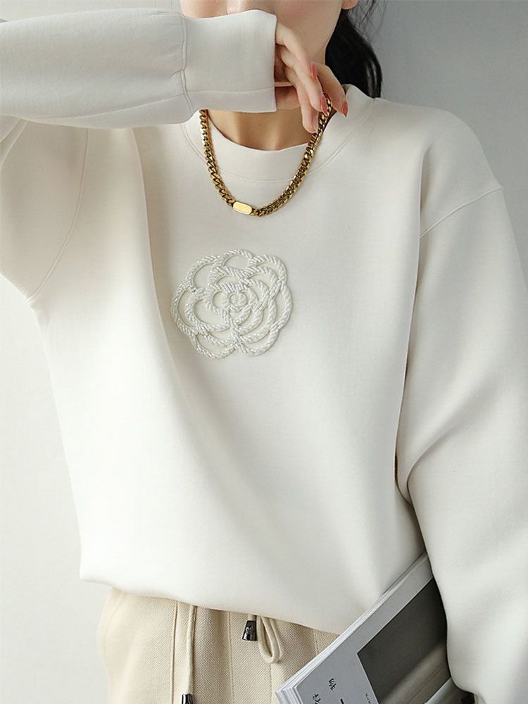 Elegancka i wygodna biała bluza ozdobiona pięknym żakardowym wzorem 3D z kwiatowym wzorem.