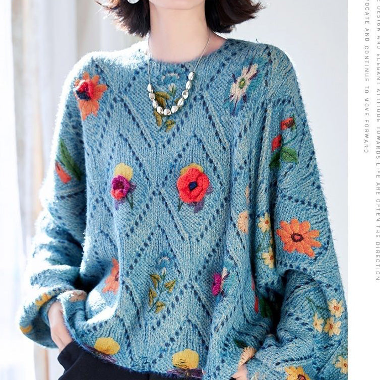 Elegancki i wygodny, dzianinowy sweter w kolorze niebieskim, z okrągłym dekoltem, ażurowym wzorem i kwiatowymi zdobieniami.