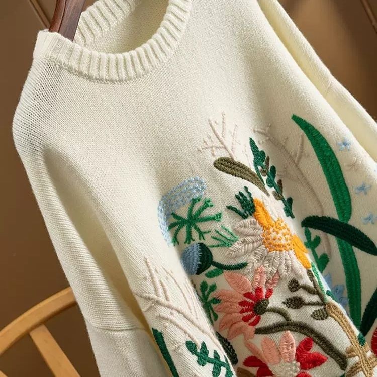 Elegancki i wygodny sweter z haftowanym kwiatowym wzorem i okrągłym dekoltem oraz długimi rękawami, który zapewnia swobodny i szykowny wygląd