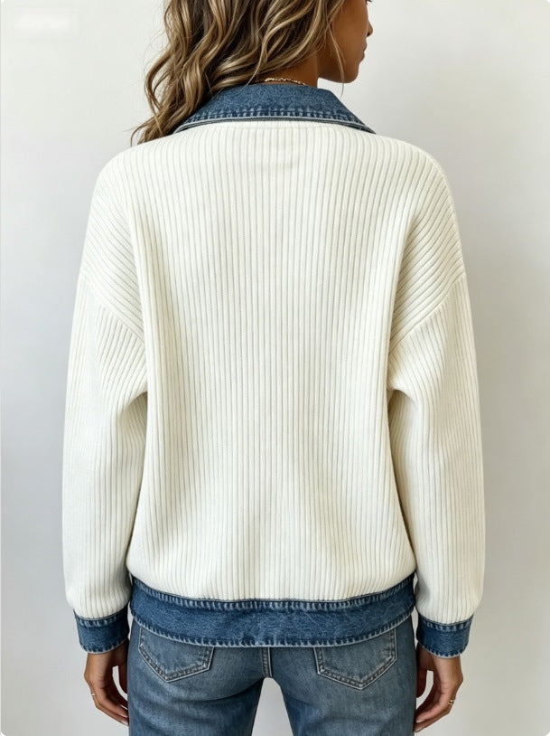 Patchworkowy sweter z jeansu ma jednolity kolor, dzięki czemu nadaje mu swobodny i niezobowiązujący charakter.