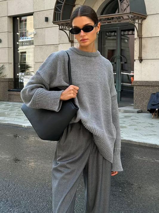 Elegancki i wygodny sweter z okrągłym dekoltem, luźnym krojem, dostępny w różnych kolorach