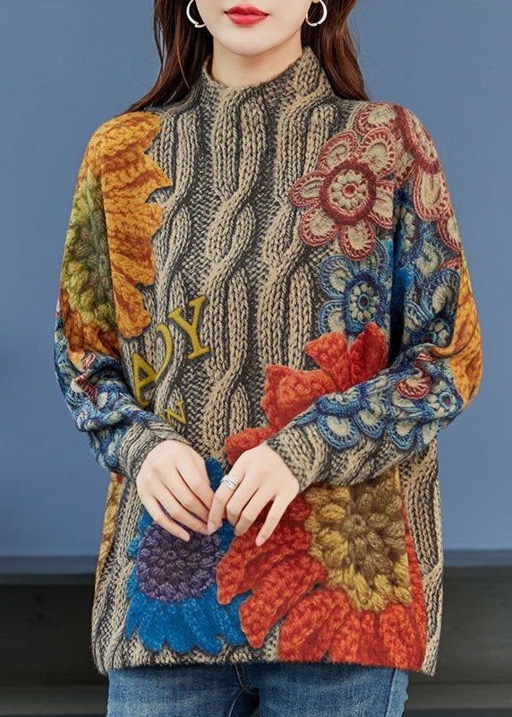 Elegancki i gruby sweter z golfem, tkany we wzór kwiatowy, ciepły, elegancki i stylowy.