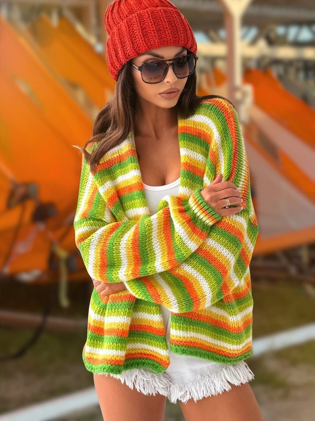Ten sweter w stylu retro wyróżnia się kolorowym, pasiastym wzorem, który nadaje mu swobodny i swobodny charakter.