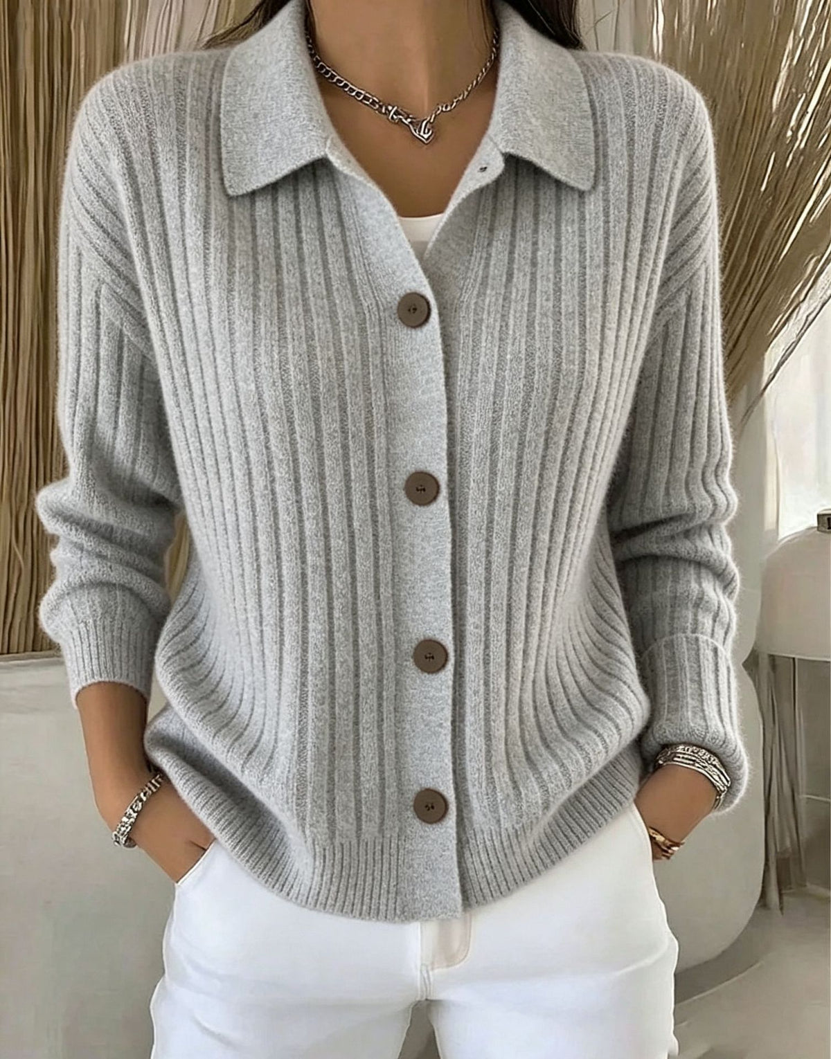 Ten dzianinowy sweter z kołnierzykiem ozdobiony jest pionowymi paskami, przez co jest prosty, elegancki i stylowy.