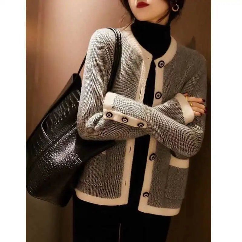 Elegancki, jednolity kolor kardiganu ozdobiony kieszeniami sprawia, że jest wygodny i swobodny.