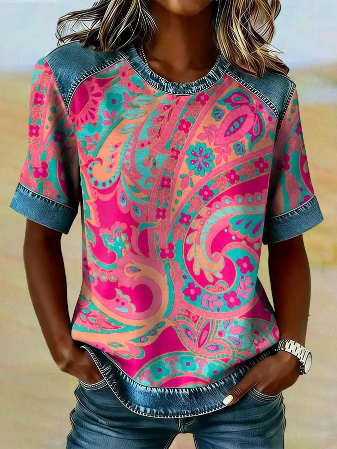 Stylowa i wygodna różowa koszula z krótkim rękawem, nadrukiem w kwiaty, patchworkowym wykończeniem z jeansu i okrągłym dekoltem.