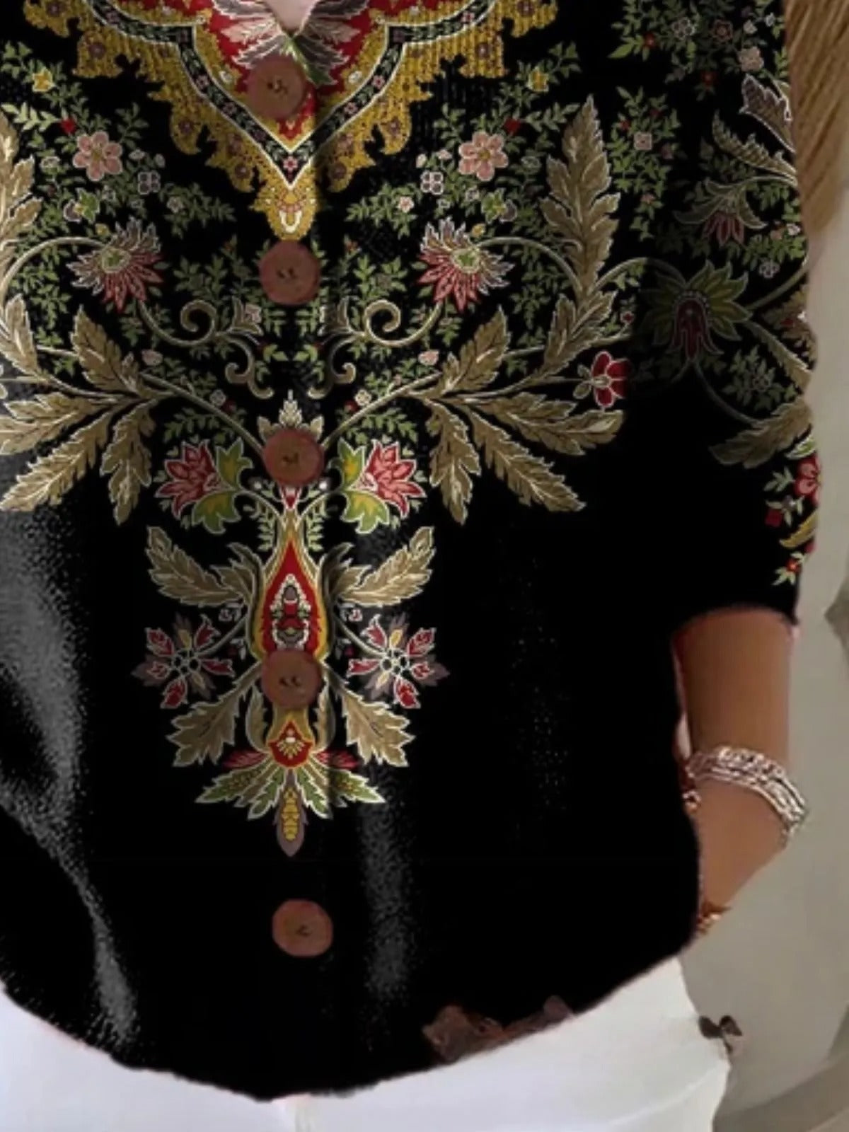 Elegancki i wygodny czarny kardigan z kapturem ozdobiony pięknym kwiatowym wzorem doskonale nadaje się do noszenia na co dzień.