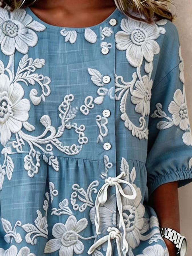 Ta damska koszula ma piękny nadruk, zapięcie na guziki i wiązanie. Jest luźna, wygodna, uniwersalna i praktyczna.