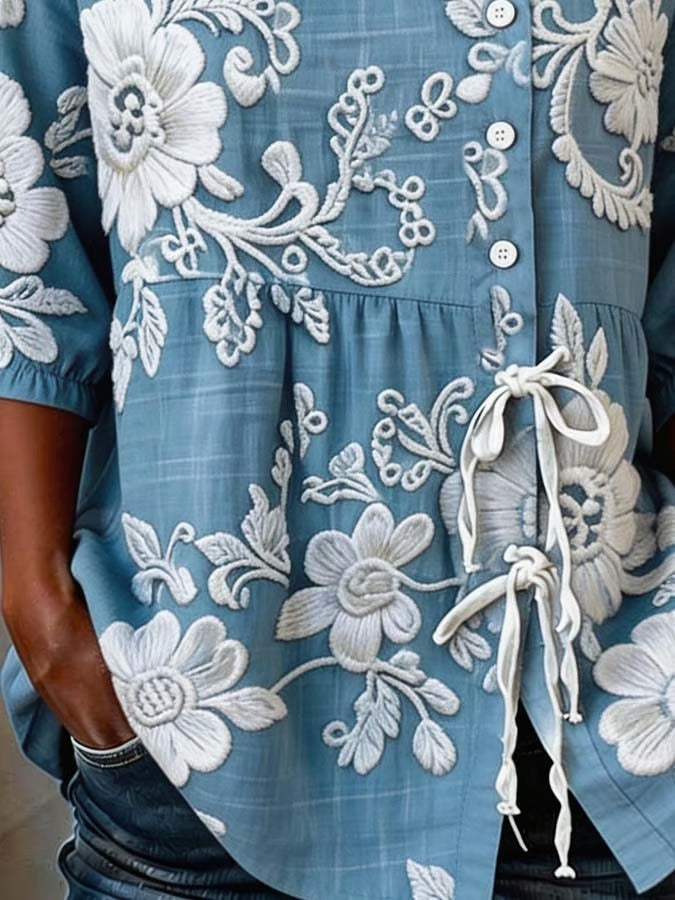 Ta damska koszula ma piękny nadruk, zapięcie na guziki i wiązanie. Jest luźna, wygodna, uniwersalna i praktyczna.