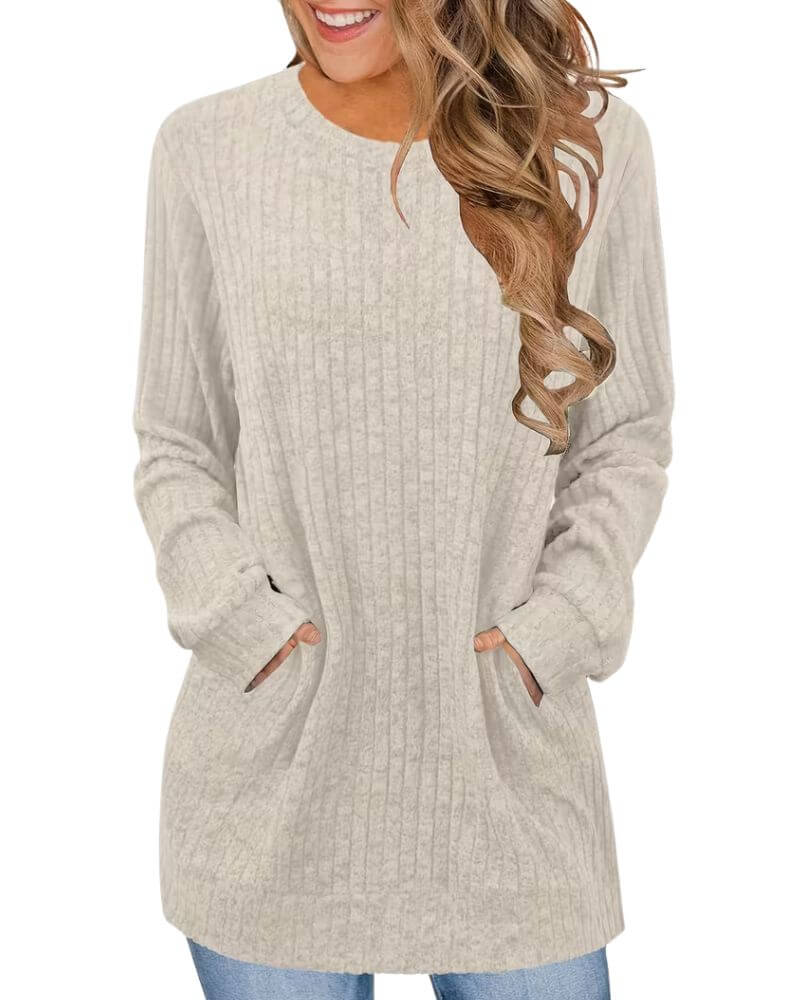 Piękny, dopasowany, jednolity kolor sweter z okrągłym dekoltem i kieszeniami.