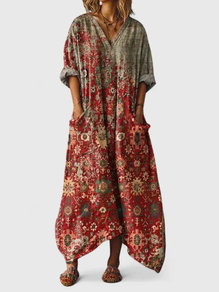 Elegancka i wygodna sukienka w kontrastowych kolorach czerwieni i khaki z dekoltem w serek, delikatnym kwiatowym nadrukiem i kieszeniami z przodu.