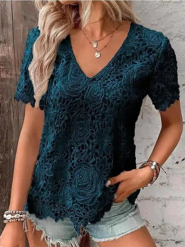 Ta nowa damska koronkowa bluzka z krótkim rękawem i dekoltem w serek jest elegancka i wyrafinowana.
