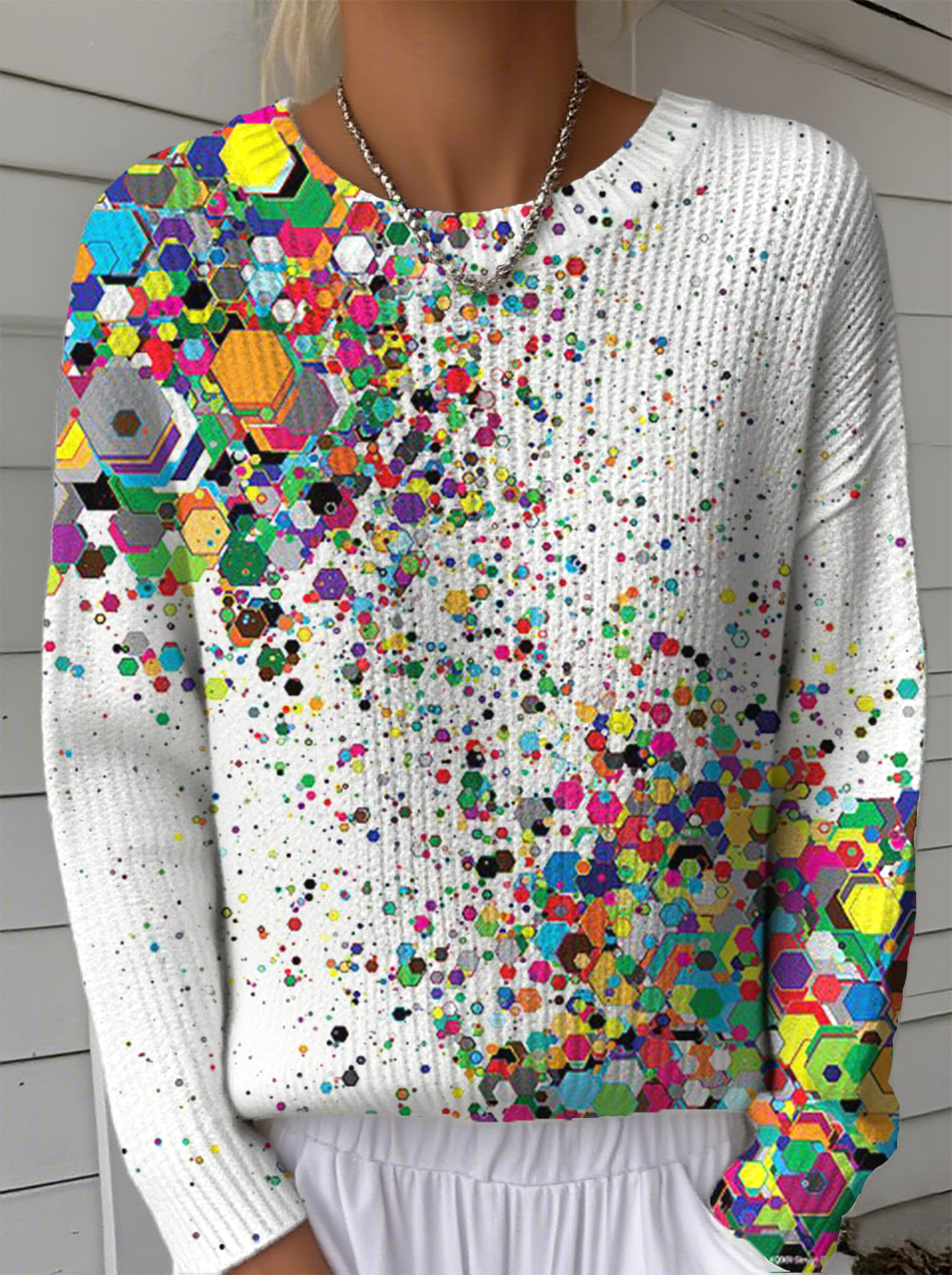 Elegancki i wygodny biały sweter z okrągłym dekoltem, ozdobiony kolorowym, blokowym wzorem, ciepły i uniwersalny.