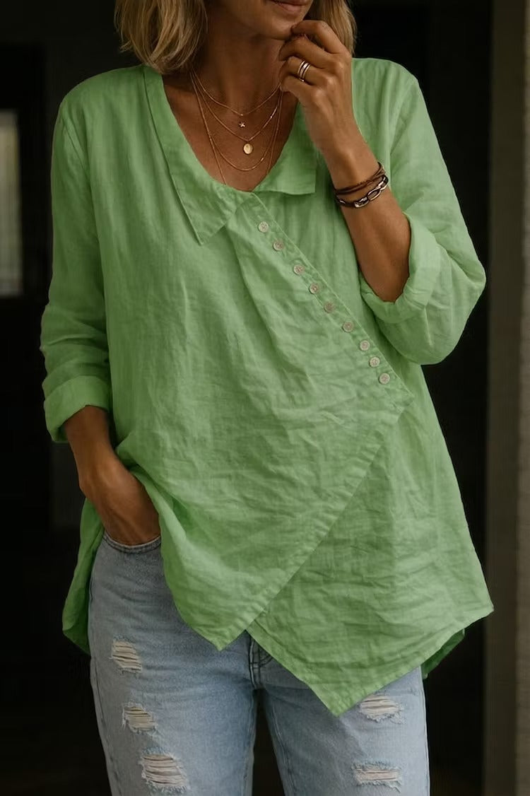 Luźna koszula w stylu casual z długim rękawem i dekoltem w serek, zapinana na skośne guziki