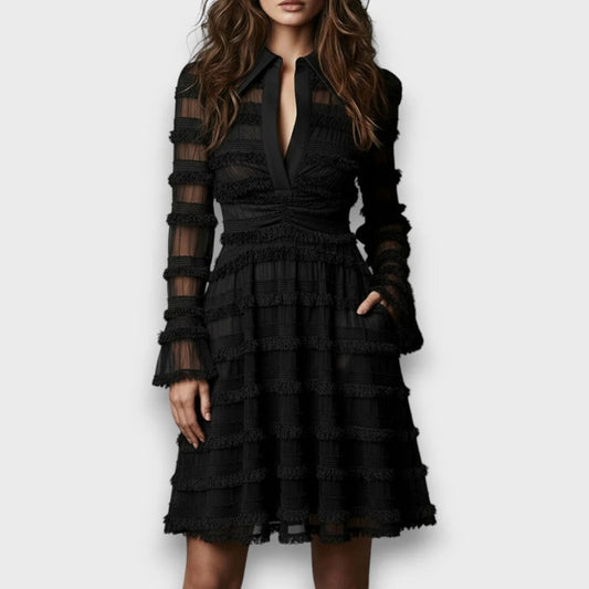 Elegancka i dopasowana czarna sukienka z siateczki, pełna elegancji, z wysokim stanem i uniwersalnym plisowanym fasonem.