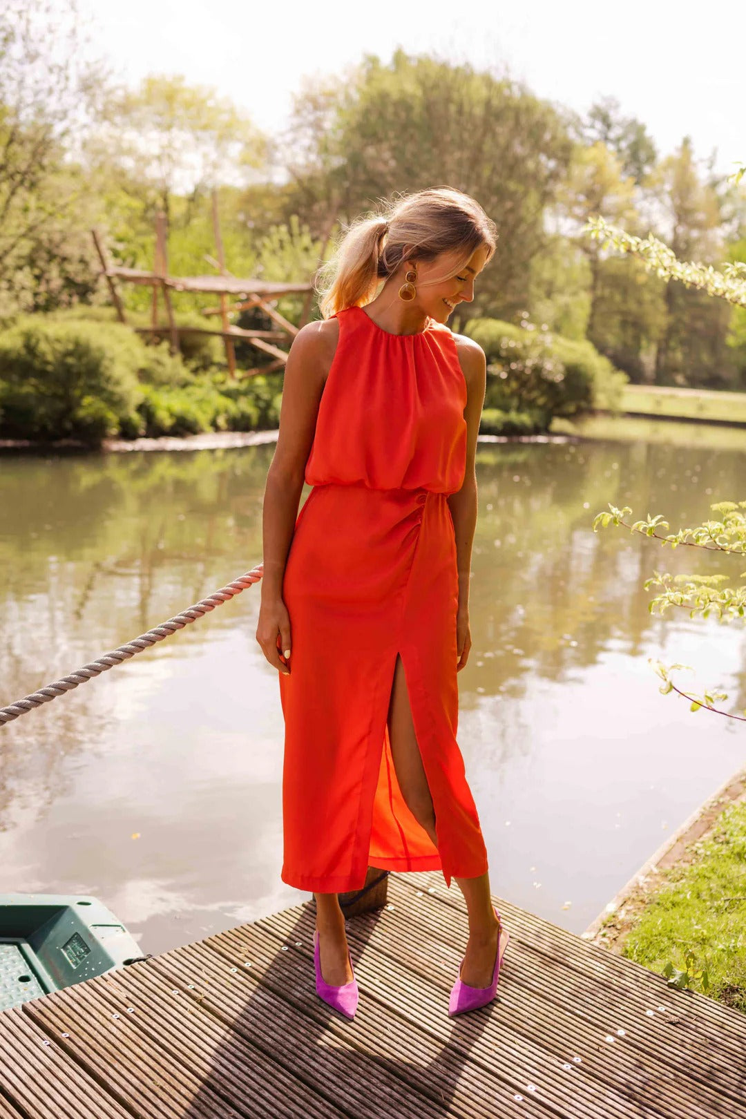 Ta nowa, elegancka letnia sukienka w stylu kurortu ma dekolt typu halter i rozcięcia po bokach u dołu, które podkreślają Twój wyjątkowy urok.