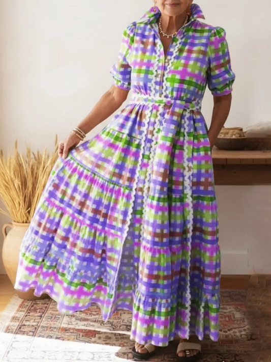 Elegancka i wygodna, kolorowa, kraciasta sukienka z bawełny i lnu z klapami i guzikami.