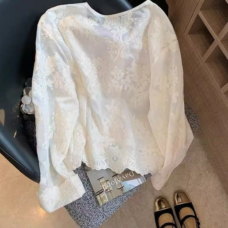 Biała koronkowa bluzka damska w stylu francuskim z kwiatowym wzorem emanuje elegancją.