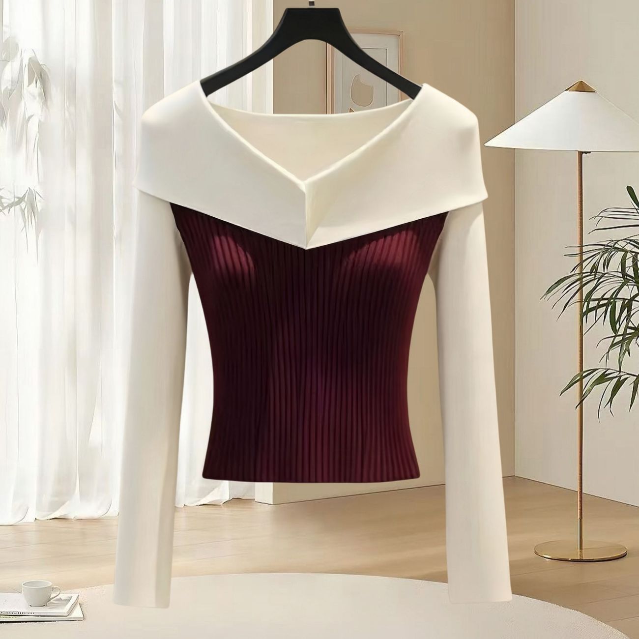 Ten elegancki i wygodny sweter z długim rękawem jest pięknie skrojony i ma kopertowy dekolt.