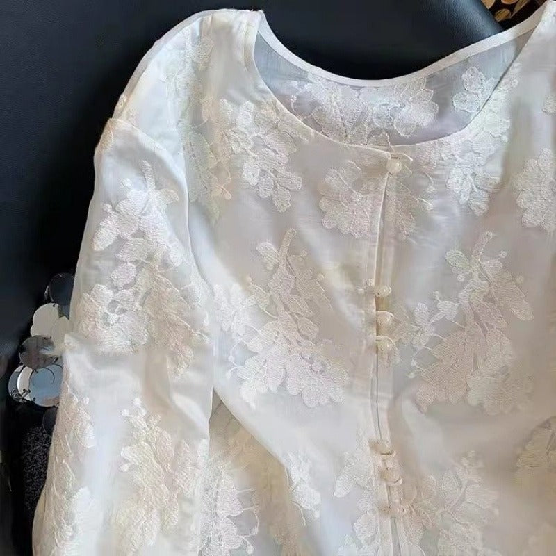 Biała koronkowa bluzka damska w stylu francuskim z kwiatowym wzorem emanuje elegancją.