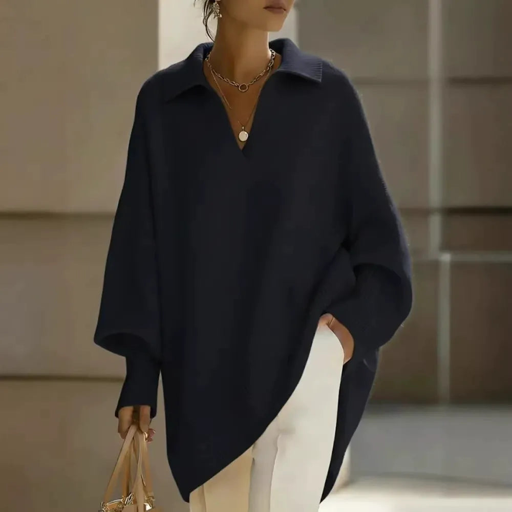 Ten elegancki, jednokolorowy sweter z kołnierzykiem ma dopasowane mankiety, które są zarówno uniwersalne, jak i wygodne.