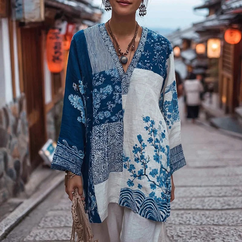 Luźny i wygodny niebieski top w stylu boho z nadrukiem i dekoltem w serek