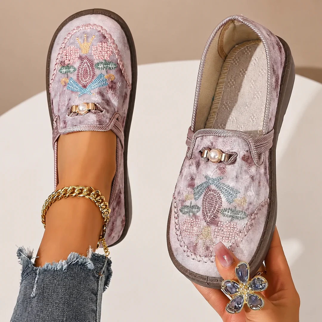 Nowe haftowane buty w stylu chińskim z wygodnymi, antypoślizgowymi, miękkimi podeszwami i haftowanymi wzorami kwiatowymi w stylu etnicznym.