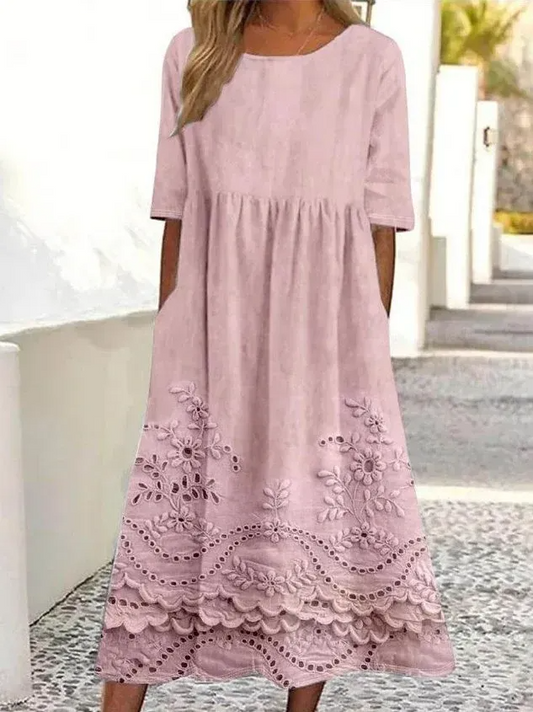 Ta luźna, wygodna różowa sukienka jest wykonana z mieszanki bawełny i lnu i ma prosty kwiatowy wzór.